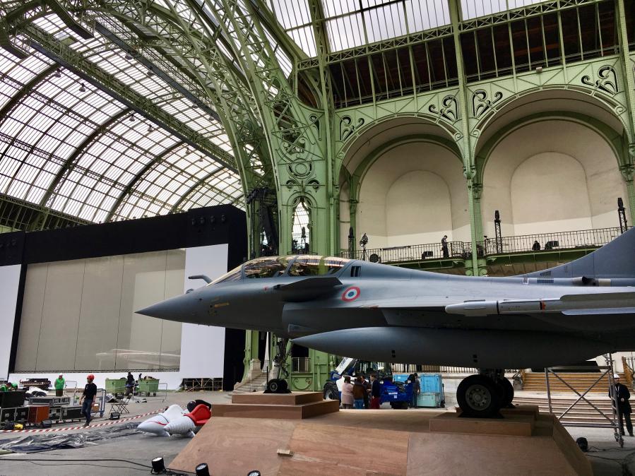Installation au Grand Palais des pièces Aéro-design: 100 ans Dassault